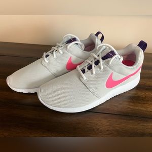 NEVER WORN! Woman’s Nike tennis shoes